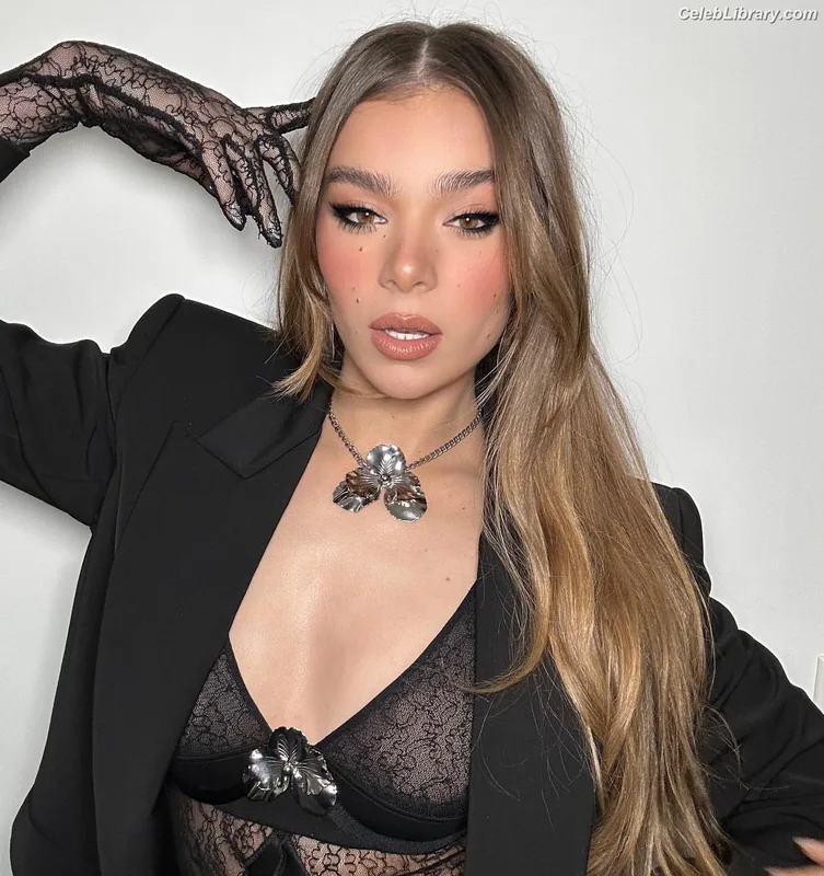 Hailee Steinfeld photo 5 of 1042