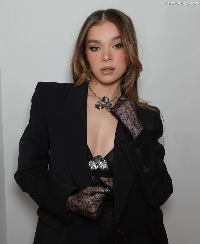Hailee Steinfeld photo 15 of 1042