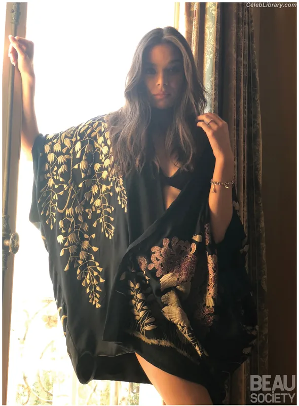 Hailee Steinfeld photo 16 of 1042