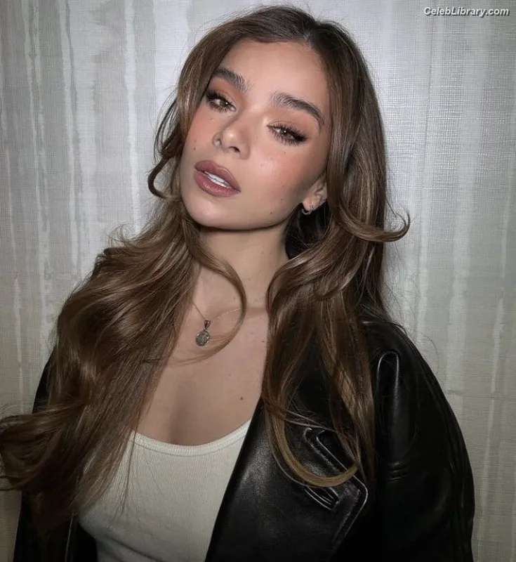 Hailee Steinfeld photo 22 of 1042