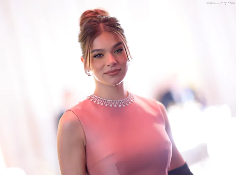 Hailee Steinfeld photo 1 of 1042