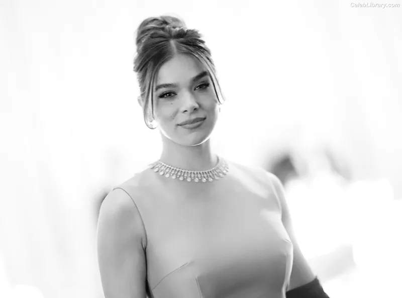 Hailee Steinfeld photo 5 of 1042