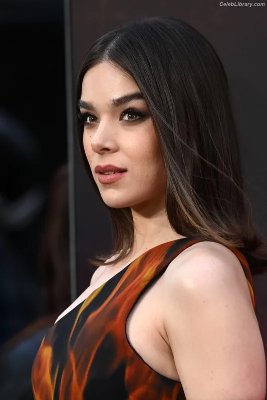 Hailee Steinfeld photo 12 of 1042