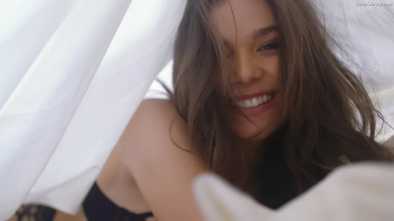 Hailee Steinfeld photo 16 of 1042