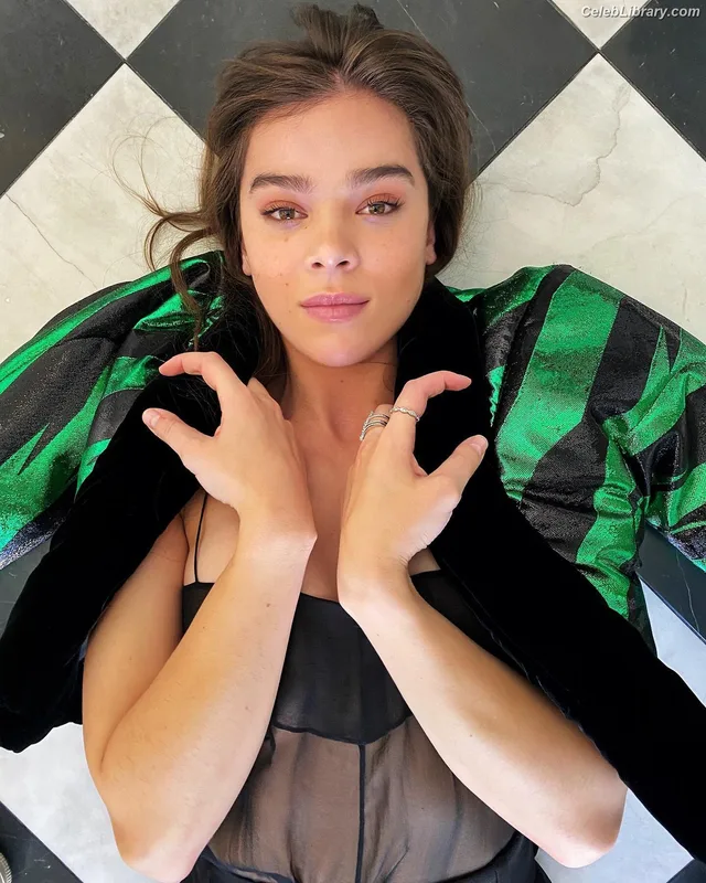 Hailee Steinfeld photo 21 of 1042