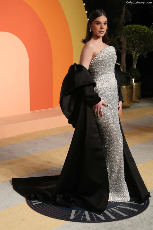 Hailee Steinfeld photo 2 of 1042
