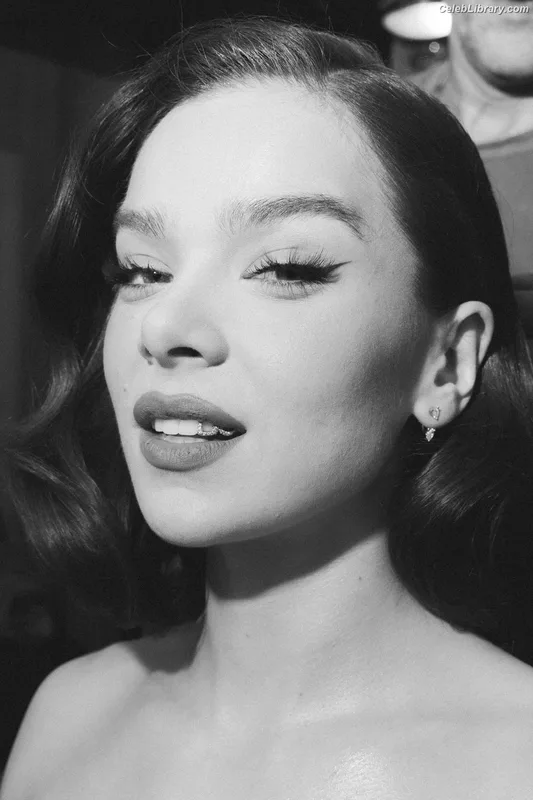 Hailee Steinfeld photo 12 of 1042