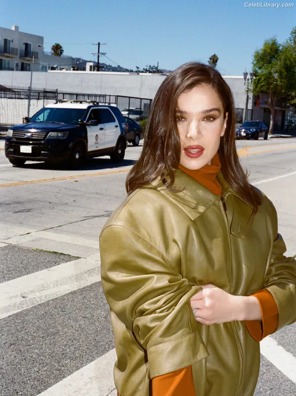 Hailee Steinfeld photo 24 of 1042