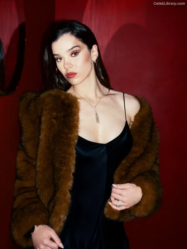 Hailee Steinfeld photo 1 of 1042
