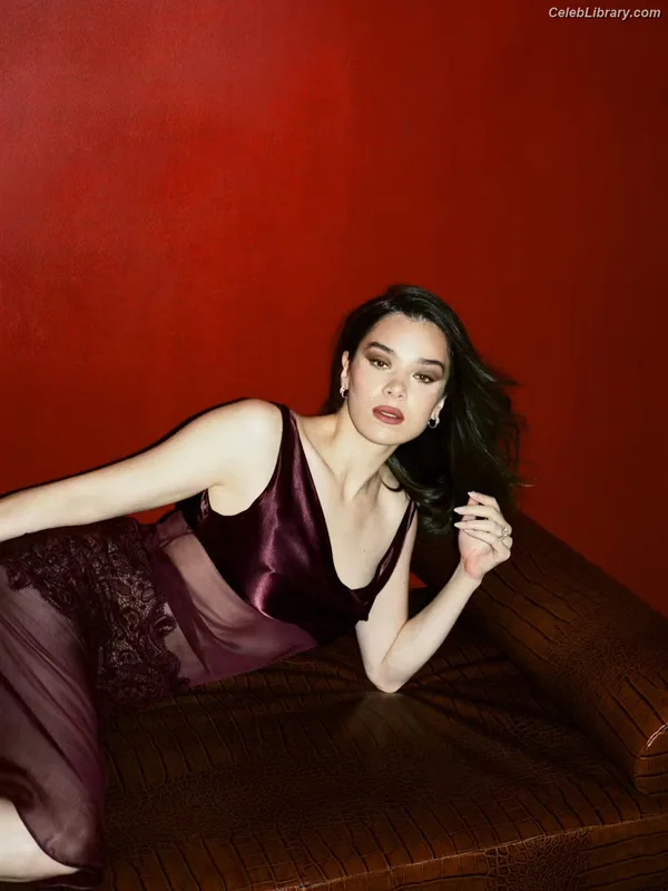 Hailee Steinfeld photo 9 of 1042
