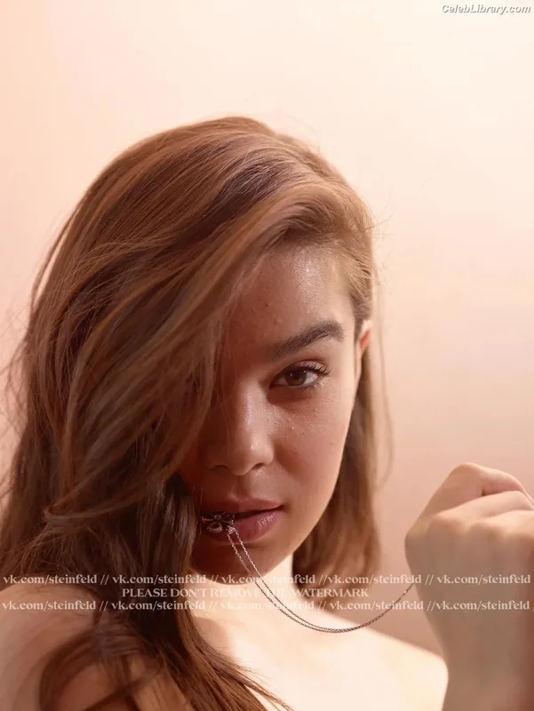 Hailee Steinfeld photo 3 of 1042