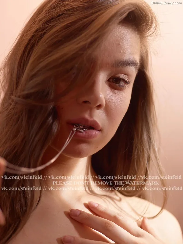 Hailee Steinfeld photo 7 of 1042