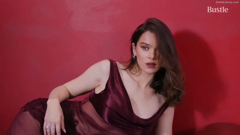 Hailee Steinfeld photo 13 of 1042