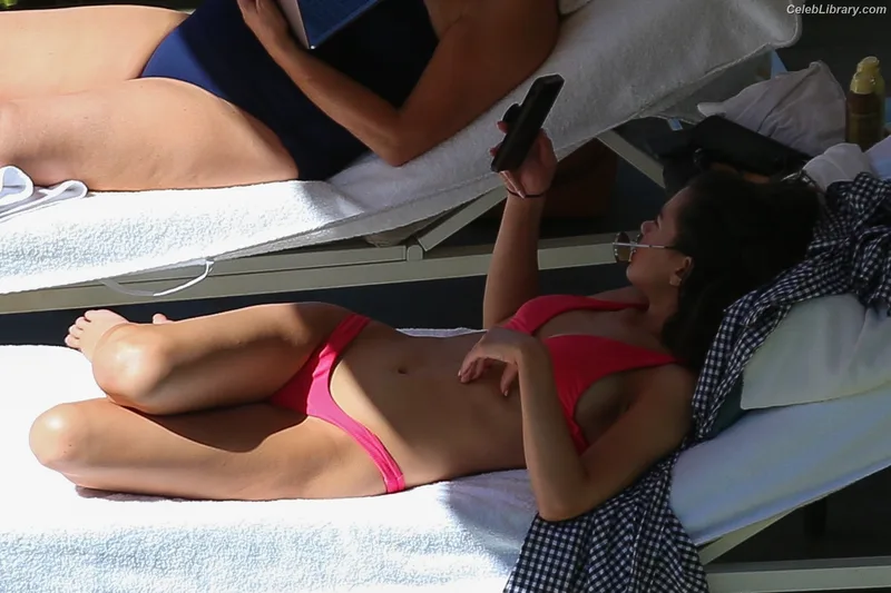 Hailee Steinfeld photo 11 of 1042