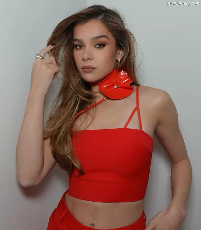 Hailee Steinfeld photo 24 of 1042