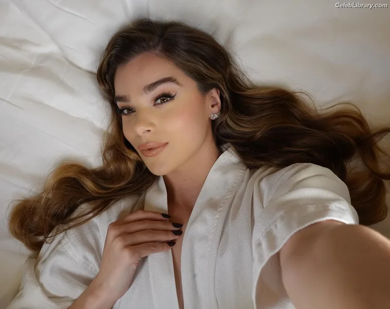 Hailee Steinfeld photo 3 of 1042