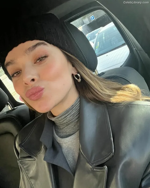 Hailee Steinfeld photo 16 of 1042