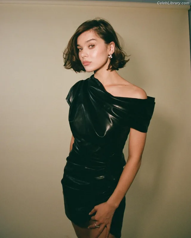 Hailee Steinfeld photo 17 of 1042