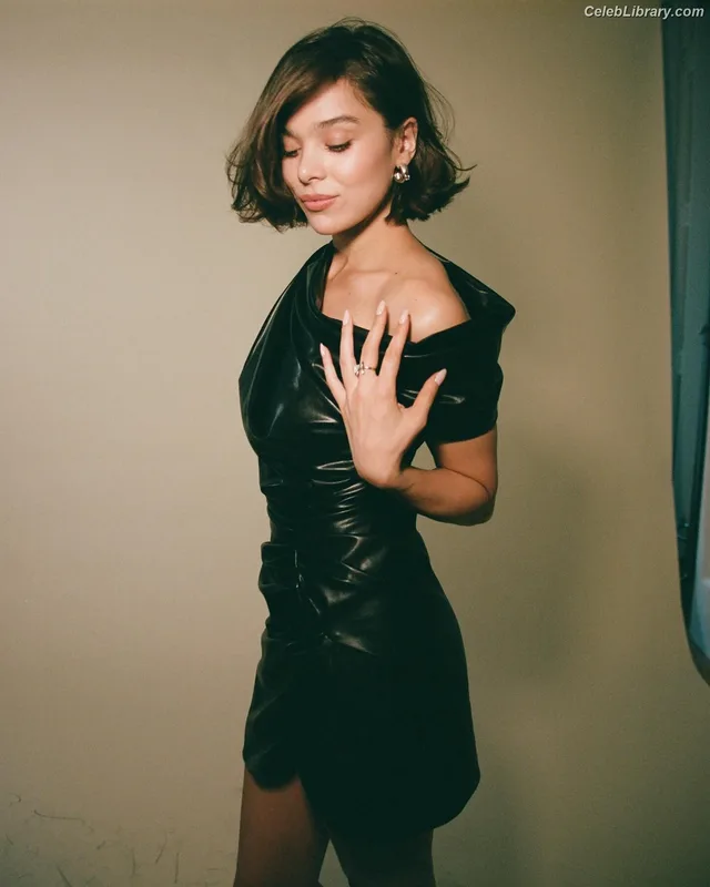 Hailee Steinfeld photo 18 of 1042