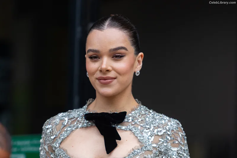 Hailee Steinfeld photo 13 of 1042