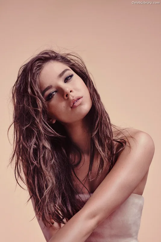 Hailee Steinfeld photo 18 of 1042