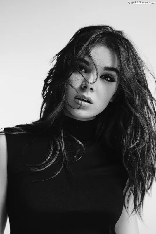 Hailee Steinfeld photo 19 of 1042