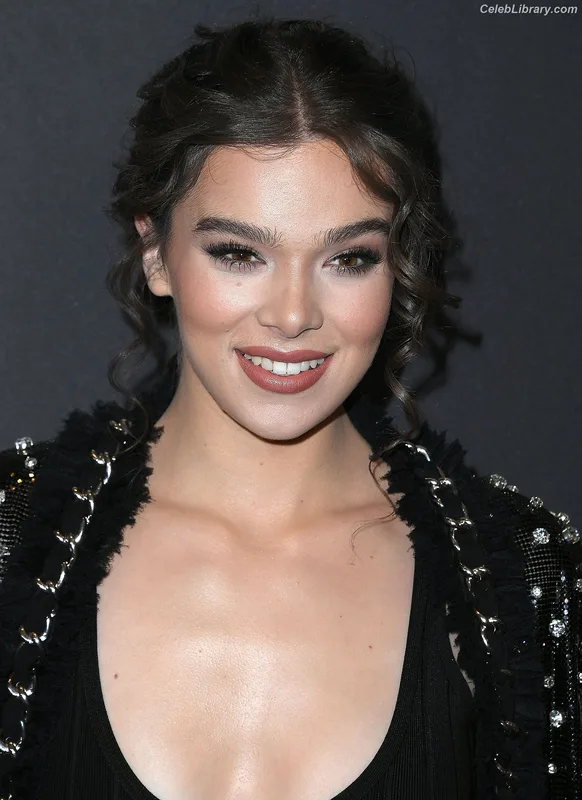 Hailee Steinfeld photo 8 of 1042