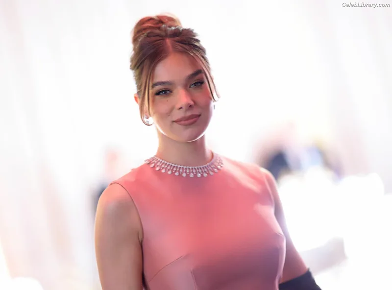 Hailee Steinfeld photo 5 of 1042