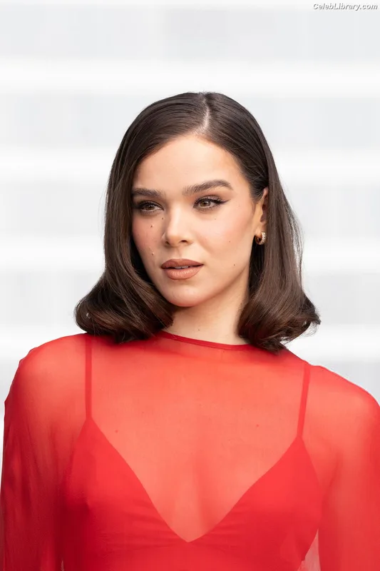 Hailee Steinfeld photo 18 of 1042