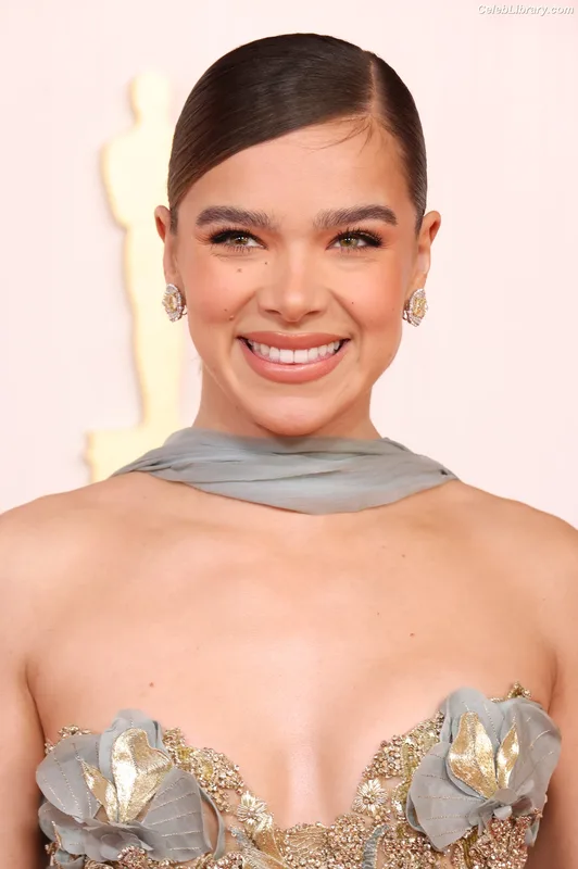 Hailee Steinfeld photo 9 of 1042