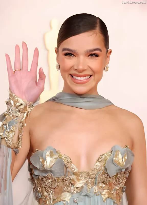 Hailee Steinfeld photo 16 of 1042