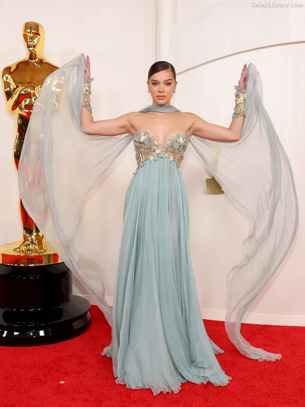 Hailee Steinfeld photo 17 of 1042