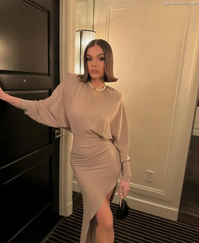 Hailee Steinfeld photo 23 of 1042