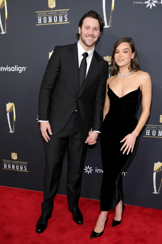 Hailee Steinfeld photo 1 of 1042