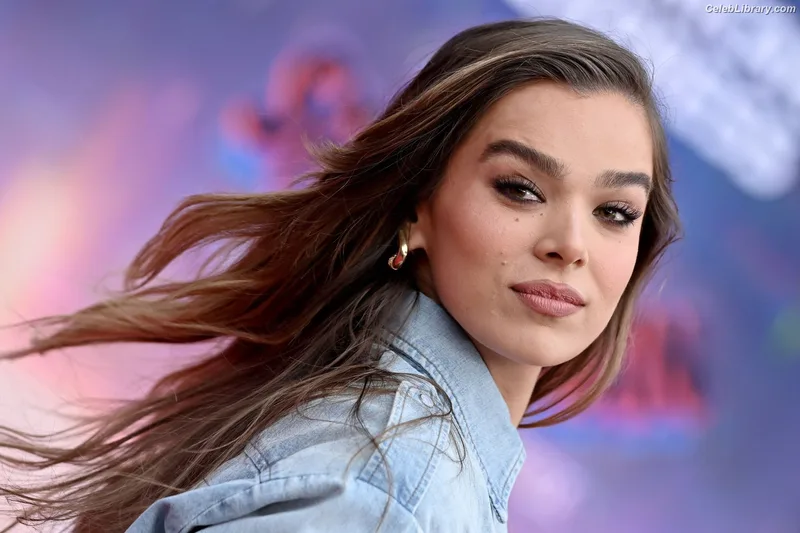 Hailee Steinfeld photo 23 of 1042