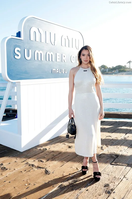 Hailee Steinfeld photo 16 of 1042