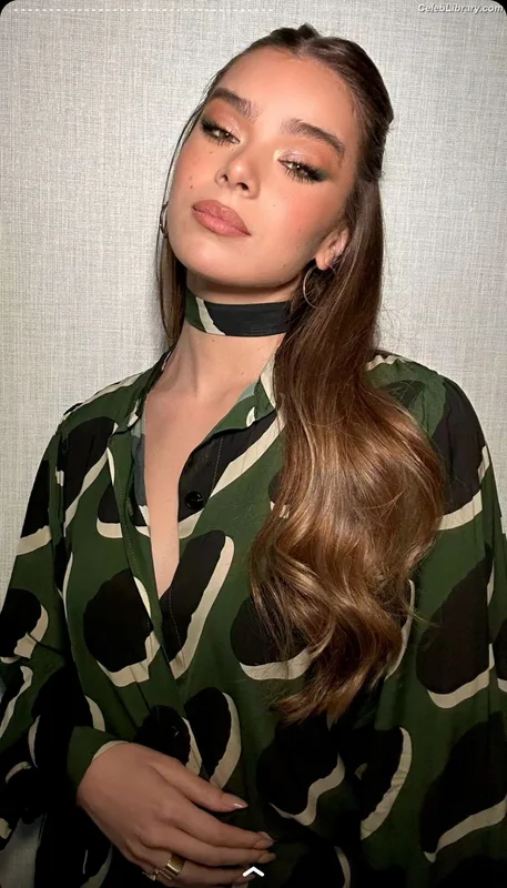 Hailee Steinfeld photo 24 of 1042