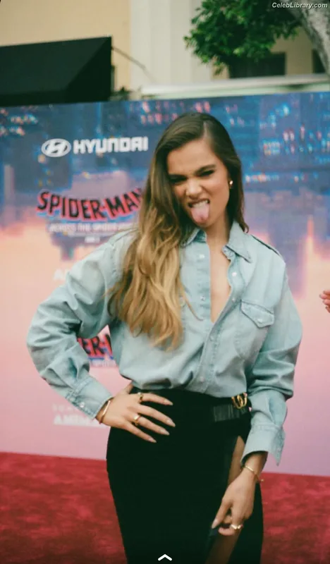 Hailee Steinfeld photo 9 of 1042
