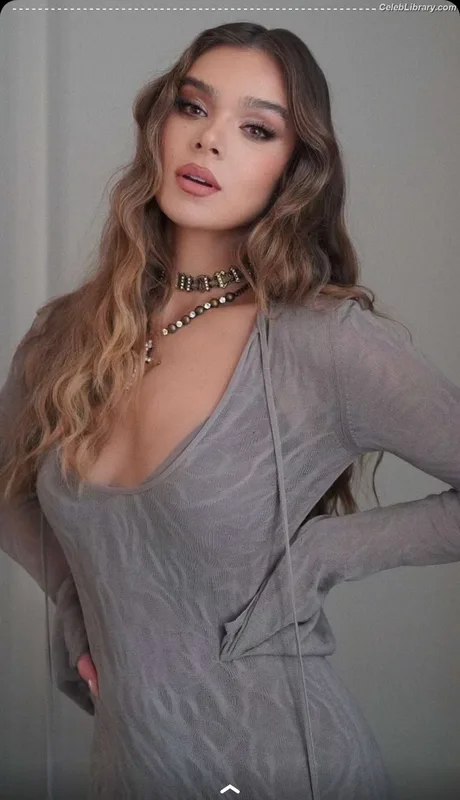 Hailee Steinfeld photo 15 of 1042