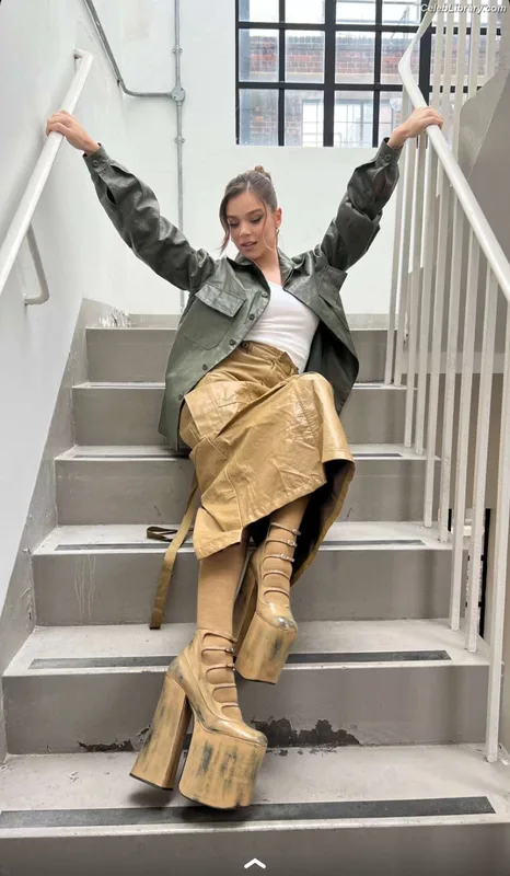 Hailee Steinfeld photo 17 of 1042