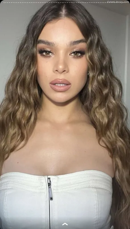 Hailee Steinfeld photo 21 of 1042