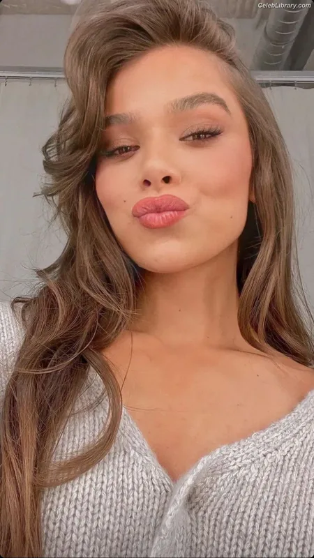 Hailee Steinfeld photo 23 of 1042