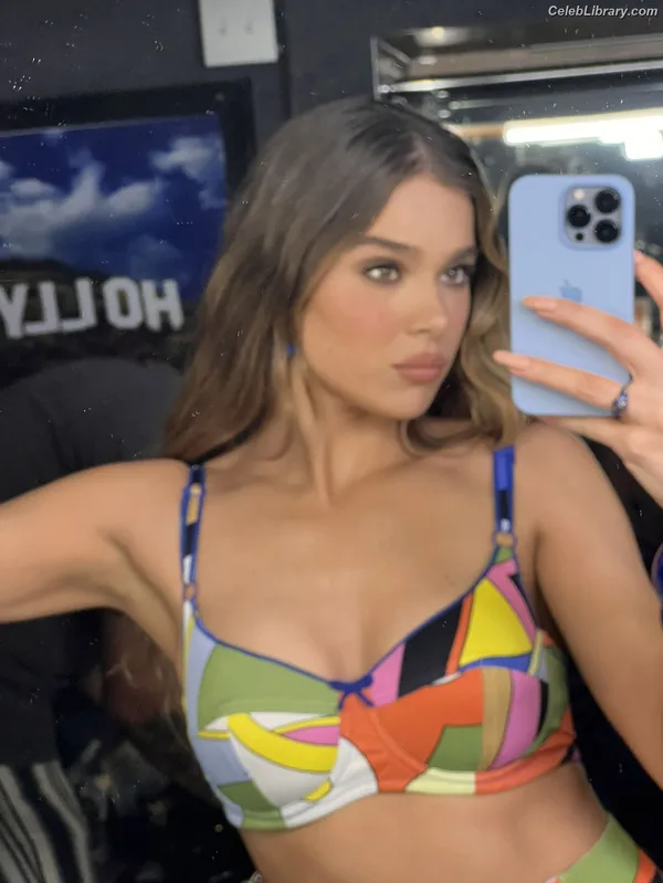 Hailee Steinfeld photo 17 of 1042