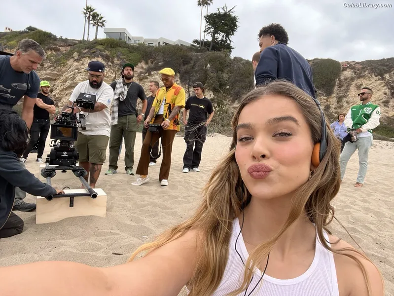 Hailee Steinfeld photo 18 of 1042