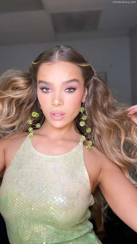 Hailee Steinfeld photo 22 of 1042
