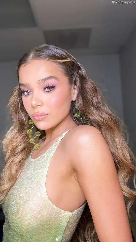 Hailee Steinfeld photo 23 of 1042