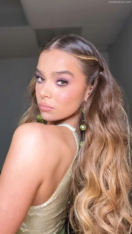 Hailee Steinfeld photo 24 of 1042