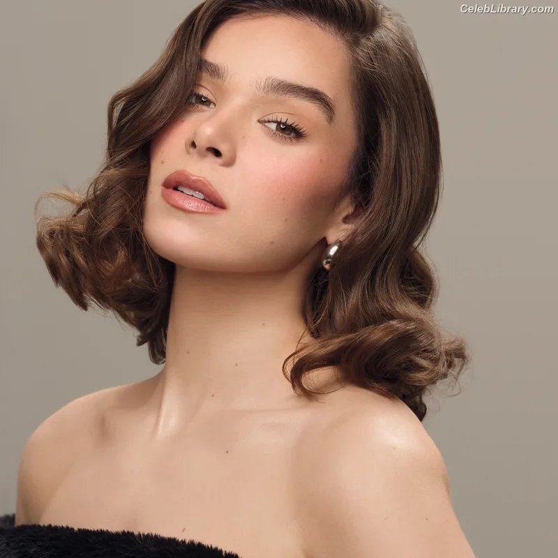 Hailee Steinfeld photo 2 of 1042