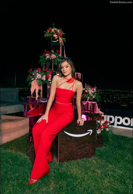Hailee Steinfeld photo 18 of 1042
