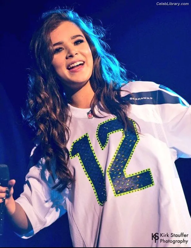 Hailee Steinfeld photo 21 of 1042